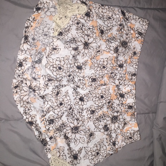 Floral print Shorts with lace embellishments
