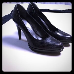 Gloria Vanderbilt dark purple/black heels!