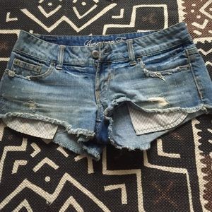 American short shorts with pocket detail