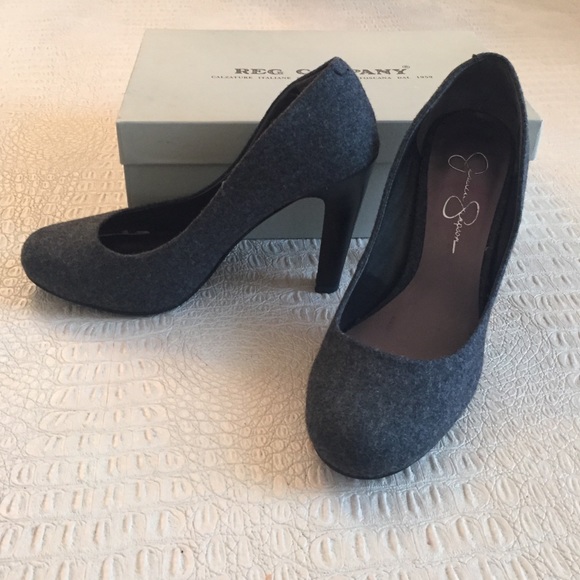 Adorable Jessica Simpson grey flannel heels!
