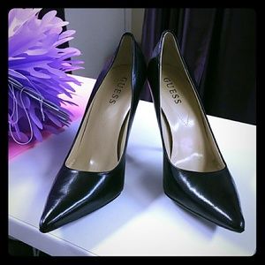 Guess black pumps