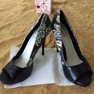 Shoe Dazzle Black peep toes