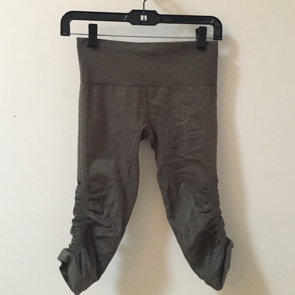 Lulu lemon in the flow olive Capri. Size 4.