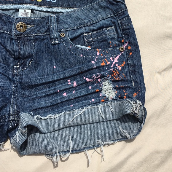 ❌SOLD❌Mudd paint splatter denim cutoff shorts 11 - Picture 3 of 4