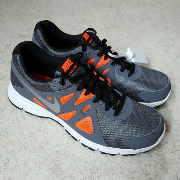 Nike Shoes - NWT NIKE REVOLUTION 2