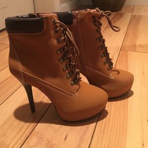 Heeled work style boot