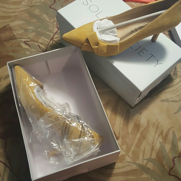 Never worn mustard colored heels