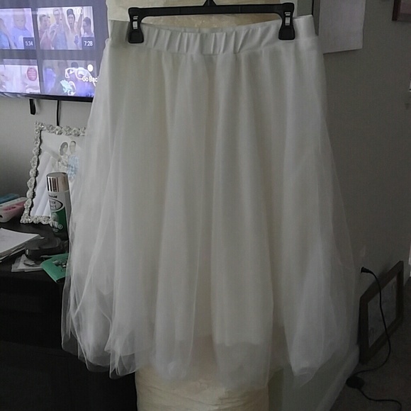 White midi tulle skirt