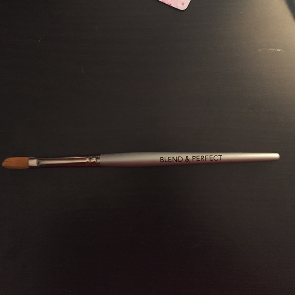 Brand new concealer brush - Picture 1 of 3