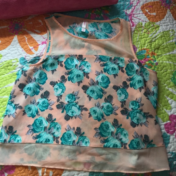 Xhilaration Tops - Light peachy-pink crop top with turquoise flowers