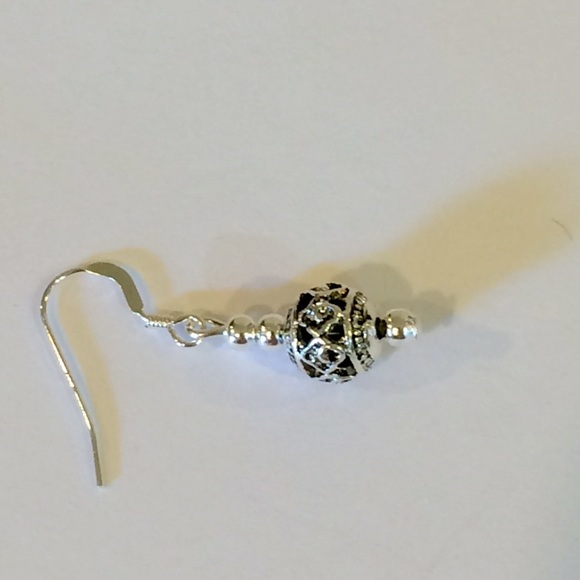 Carved silver ball earrings - Picture 2 of 2