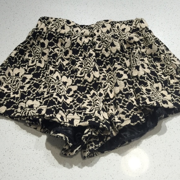 Brandy Melville beige and black mini skirt/shorts