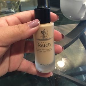 Younique : liquid to powder foundation