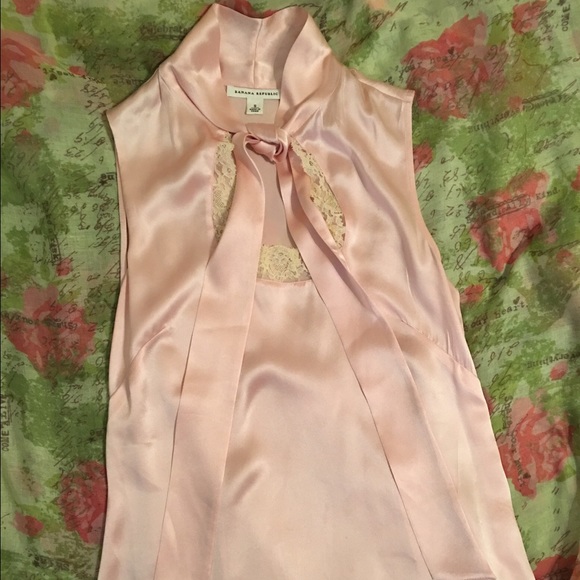 100% Silk, light pink elegant blouse w/ ivory lace - Picture 3 of 4