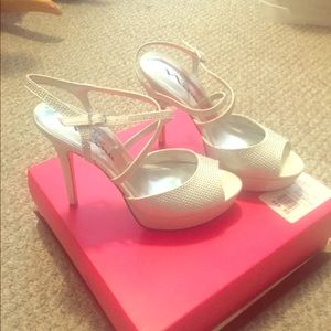 Womens size 7 silver strappy stiletto