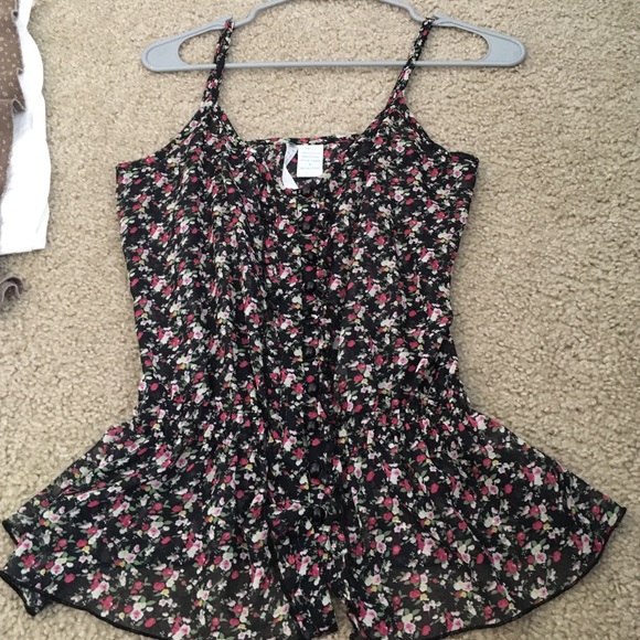 Floral tank top with black buttons