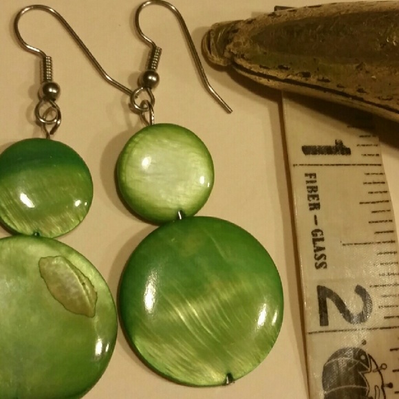Pair of green shell earrings. Handmade by LK - Picture 2 of 2