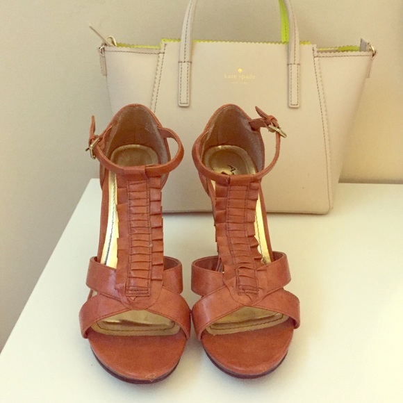 Brown leather open-toes pumps