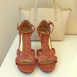 Brown leather open-toes pumps