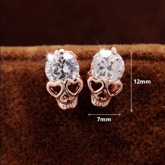 Skull Stud Earrings Heart Eyes Design - Picture 2 of 2