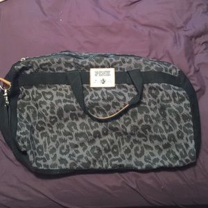 PINK leopard print duffel bag. 🎀