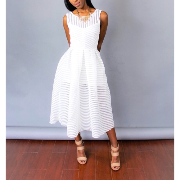 Beautiful striped white lace open back dress - Picture 3 of 7