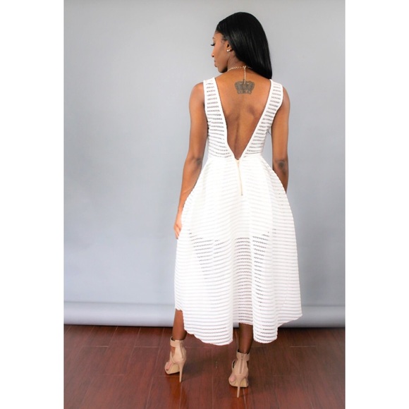 Beautiful striped white lace open back dress - Picture 4 of 7