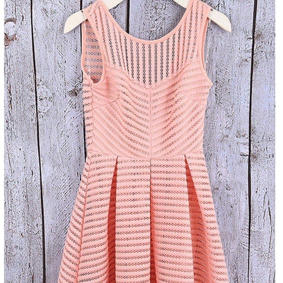 Beautiful striped white lace open back dress - Picture 7 of 7