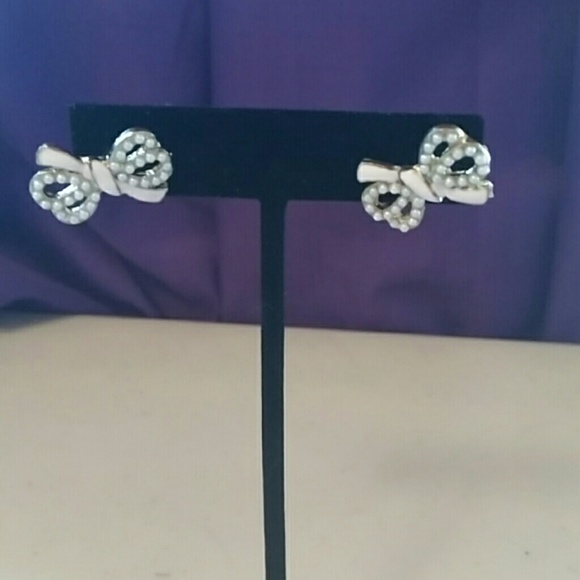Jewelry - Small bow fashion earrings.