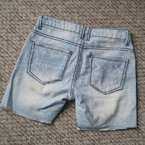 SOLD🆑Tribal Print Strecthy Jean Shorts NWOT 1 - Picture 2 of 4
