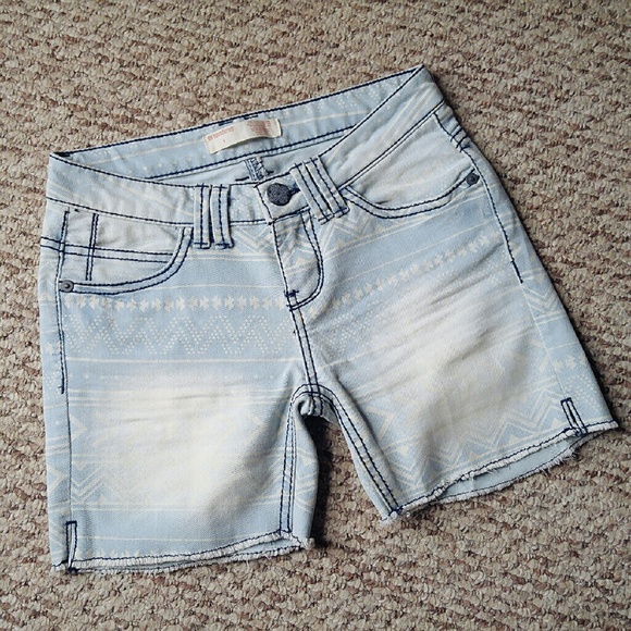 SOLD🆑Tribal Print Strecthy Jean Shorts NWOT 1 - Picture 4 of 4