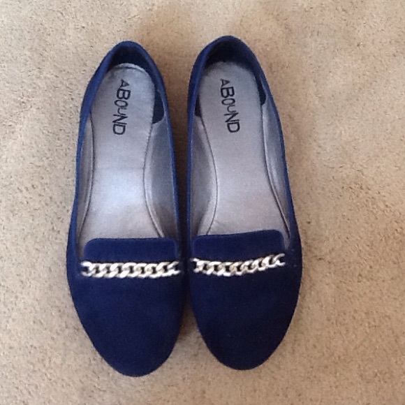 Navy flats with gold chain.