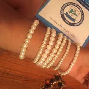Set of 7 pearl bracelets