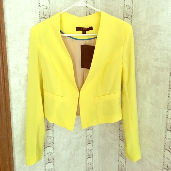 Beautiful lightweight cropped yellow blazer!
