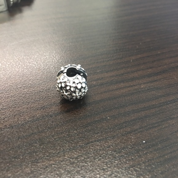 Pandora Daisy Clip