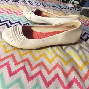 American Eagle White Flats