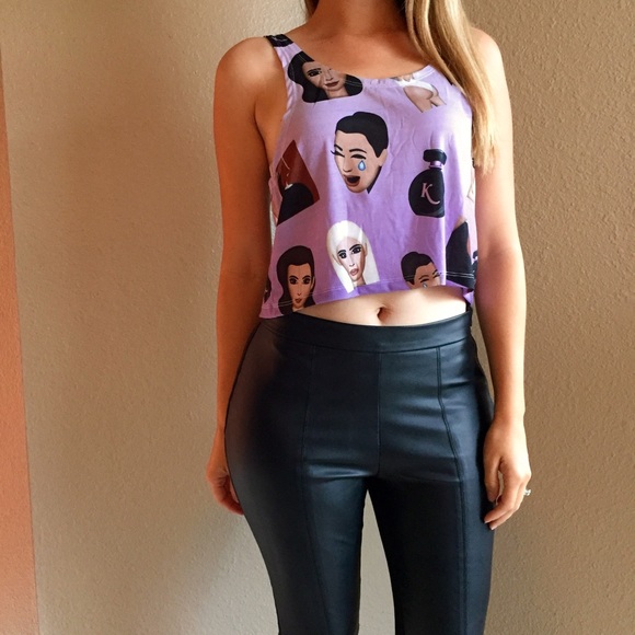 •last one• Kim Emoji Print Crop Top - Picture 4 of 4