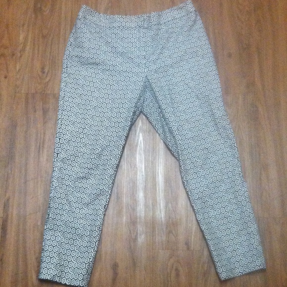 Black and white geometric design ankle pants