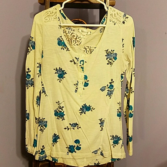 Cream long sleeved shirt w floral and lace detail