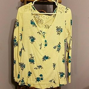 Cream long sleeved shirt w floral and lace detail