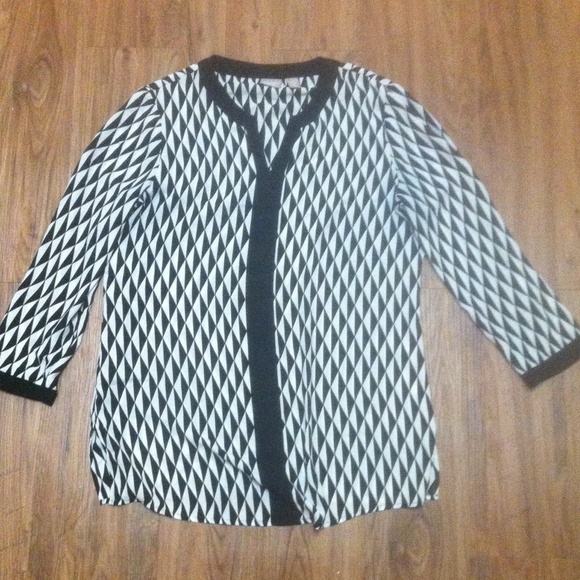 Black and white 3/4 sleeve tunic-styled top