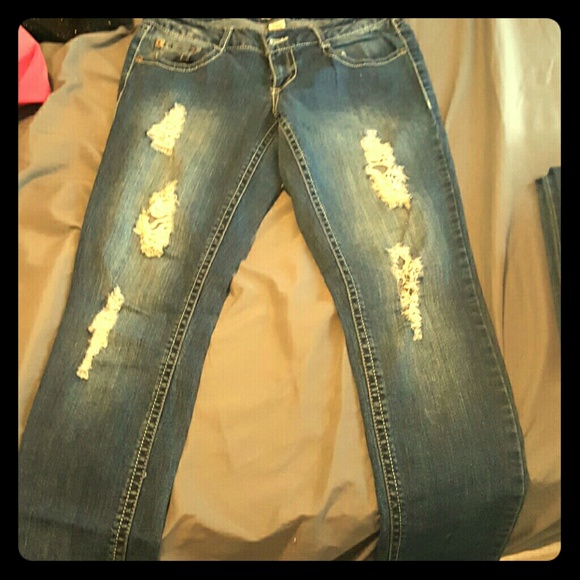 Cute factory distressed jeans !