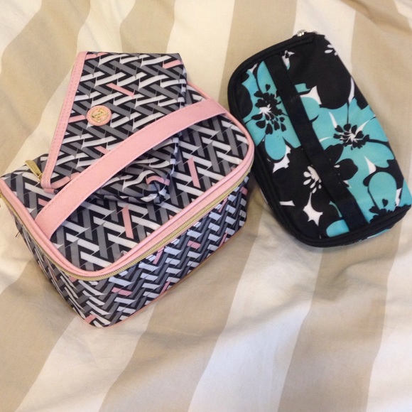 Makeup Traveling Bags - Picture 1 of 4