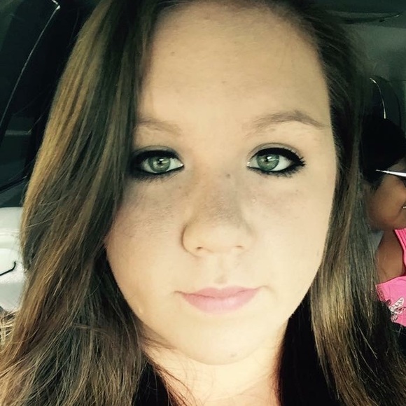 Meet your Posher, Erica - Picture 2 of 2