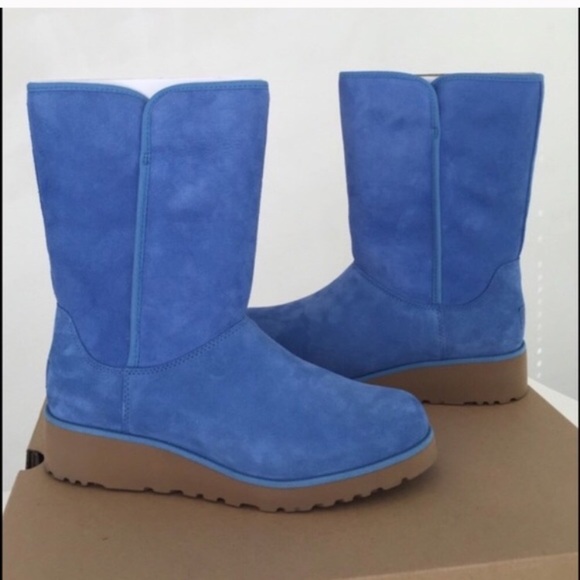 Brand new authentic classic short UGG boots - Picture 5 of 8