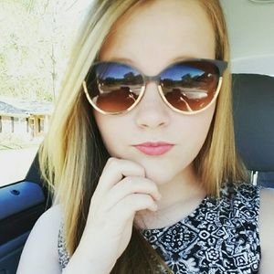 Meet your Posher, Alayna