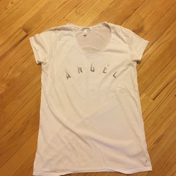 White tshirt VS