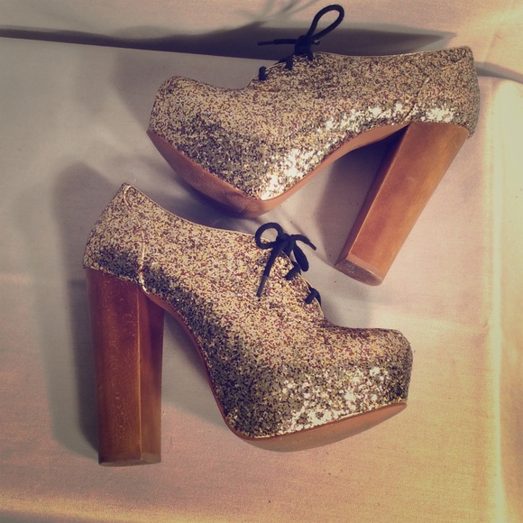 Steve Madden Shoes - Gold sparkle Steve Madden Diva shoe