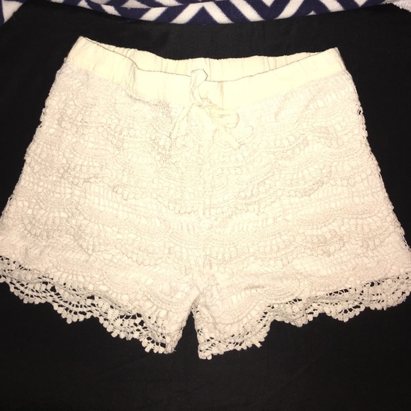 Lace shorts off white