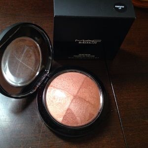 MAC Mineralize highlighter "perfectly lit"